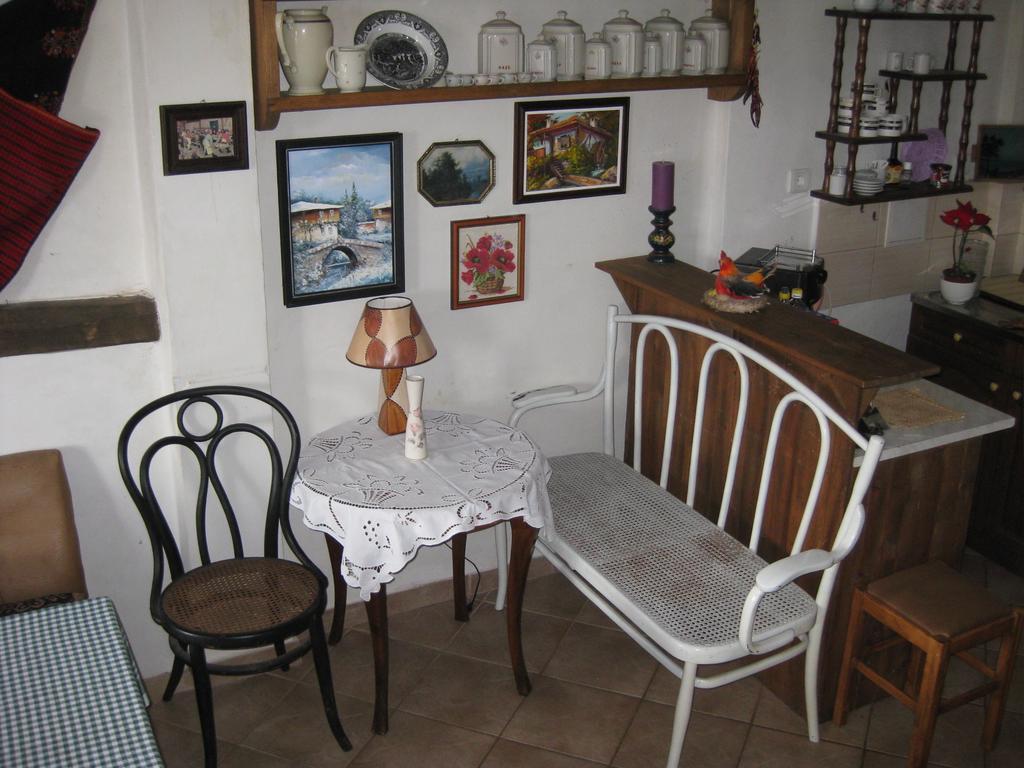 Chardaka Guest House Kalofer Bagian luar foto