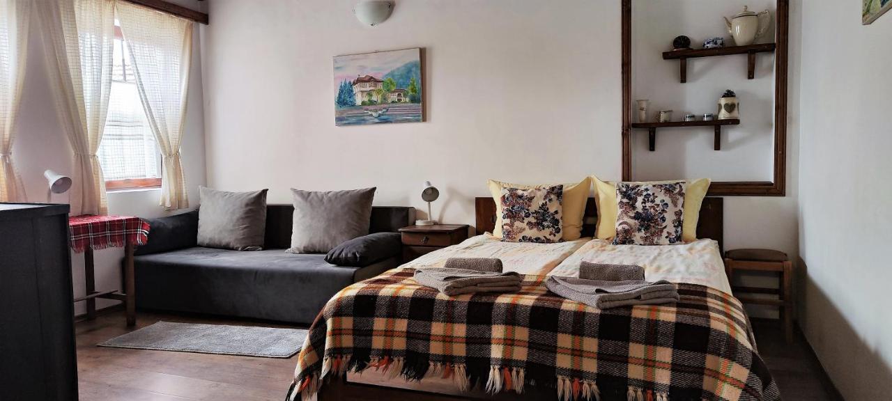 Chardaka Guest House Kalofer Bagian luar foto