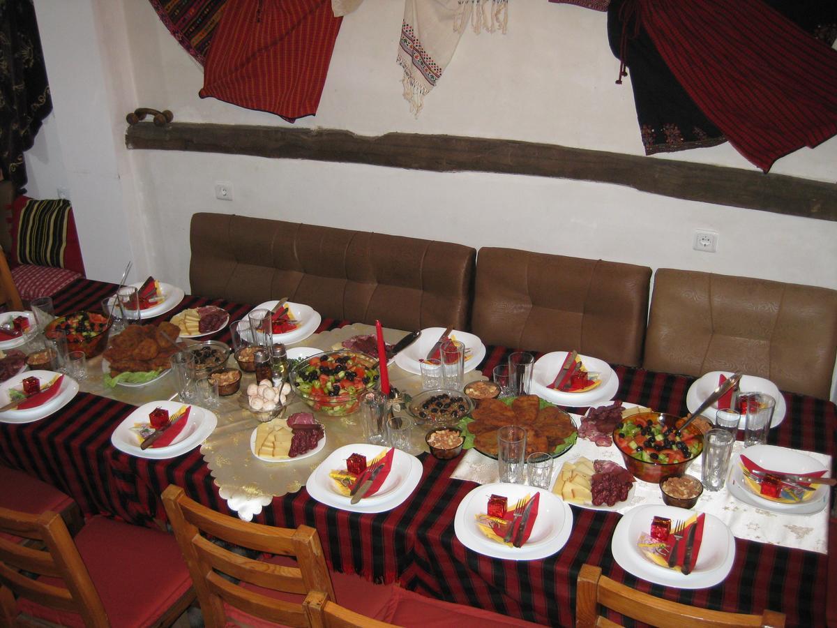 Chardaka Guest House Kalofer Bagian luar foto